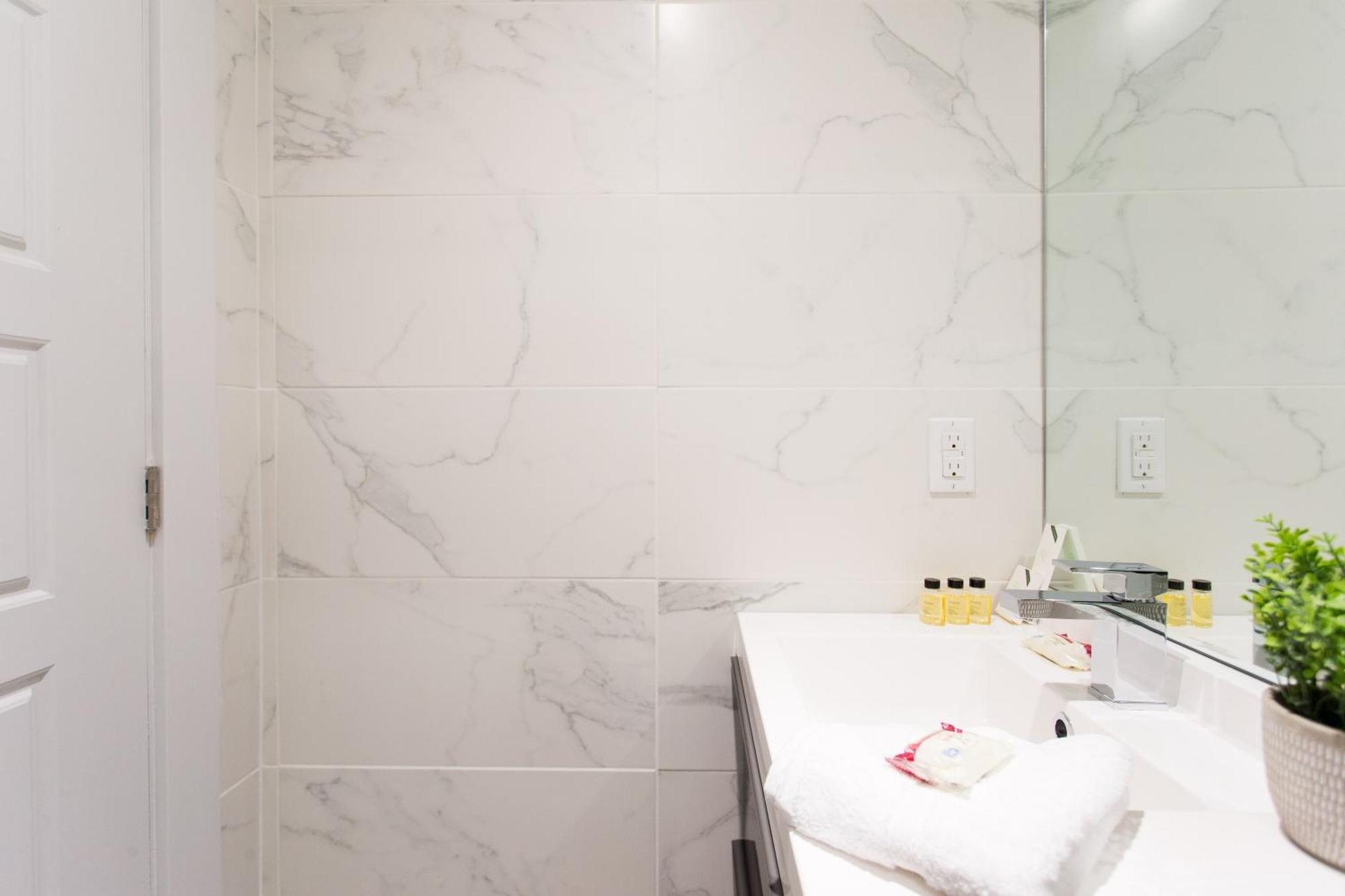 Serene And Styled Little Italy Studio Full Bath By Den Stays Montreal Room photo